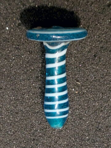 boucle d'oreille  ; perle en clou
