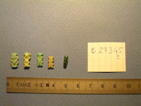 perles  ; amulette