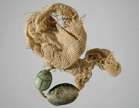 bague  ; scarabée ; scaraboïde ; tissu, image 2/2