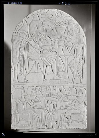 stèle cintrée ; stèle à deux registres, image 2/2
