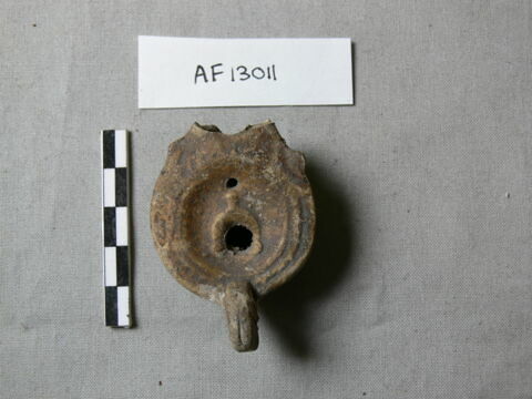 lampe ; lampe à bec arrondi et volutes, image 2/3