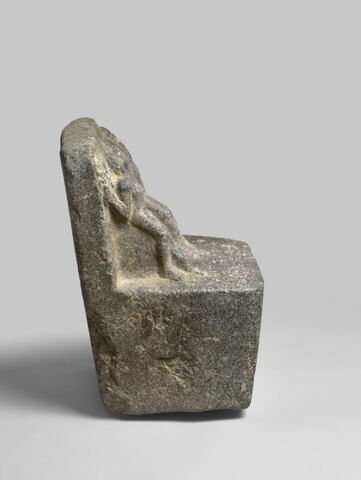 statue, image 4/7