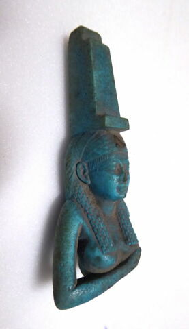 figurine d'Isis allaitant