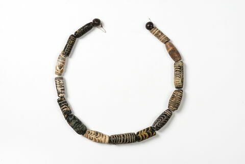 collier ; perles ; perle tubulaire