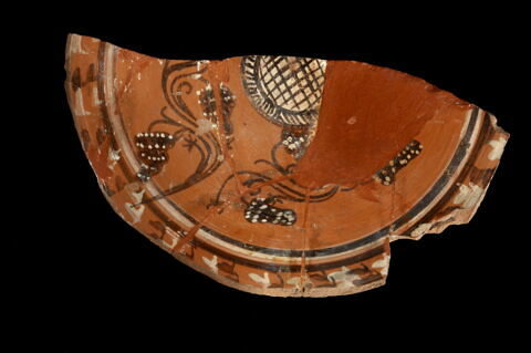 plat ; assiette ; plusieurs fragments recollés