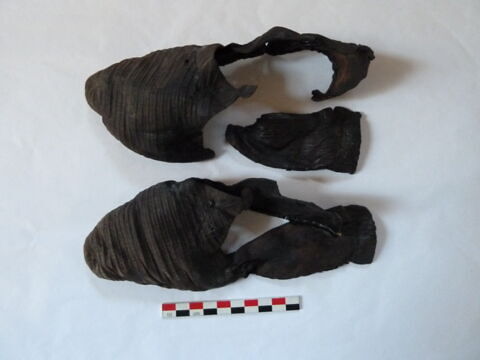paire de chaussures ; fragments