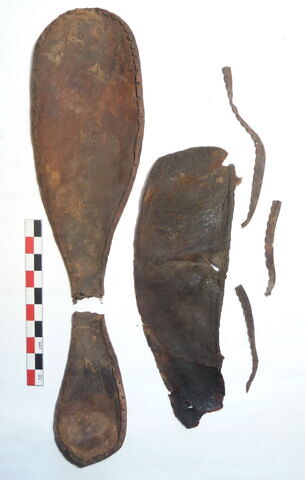 chaussure gauche ; fragments
