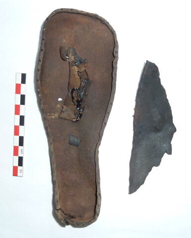 chaussure gauche ; fragments