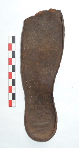chaussure gauche ; fragment