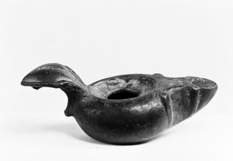 lampe à bec arrondi et volutes ; lampe à anse triangulaire, image 2/2