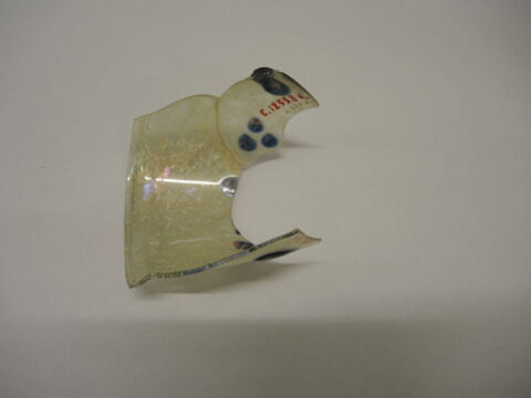 lampe ; plusieurs fragments recollés