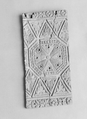 décor architectural  ; panneau de meuble  ; deux fragments recollés, image 4/5