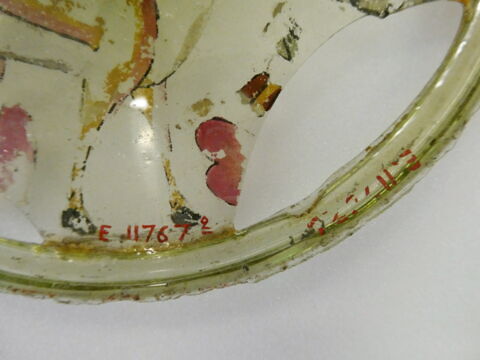 coupe  ; couvercle de vase  ; fragment, image 2/3
