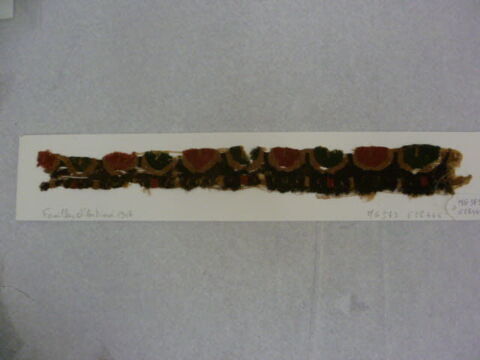 bande décorative d'habillement ; fragment, image 3/4
