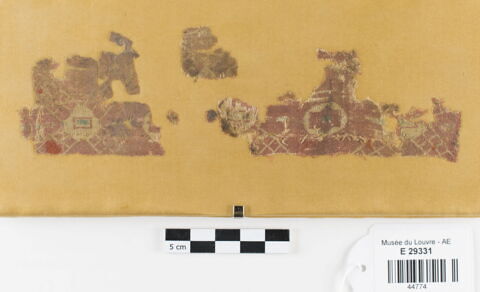 bande décorative d'habillement ; fragments