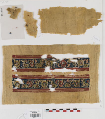 manche d'habit ; bande de poignet ; fragment