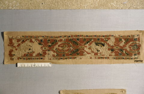 bande décorative d'habillement ; fragment, image 2/2