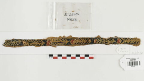 bande décorative d'habillement ; fragment