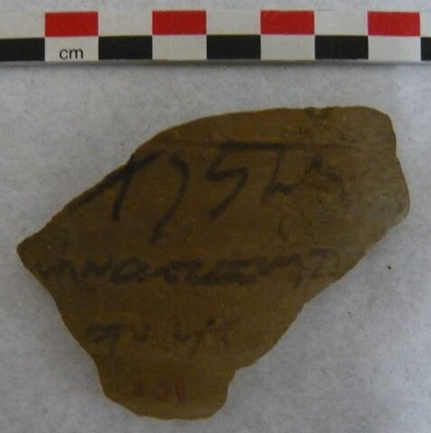 ostracon ; fragment, image 3/4