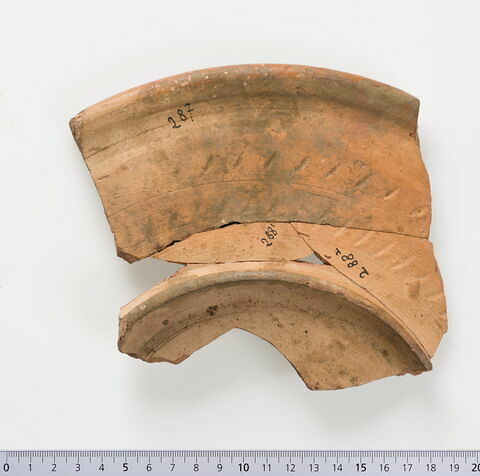 ostracon ; plusieurs fragments recollés, image 2/4