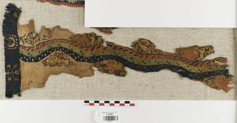 bande décorative d'habillement ; fragment