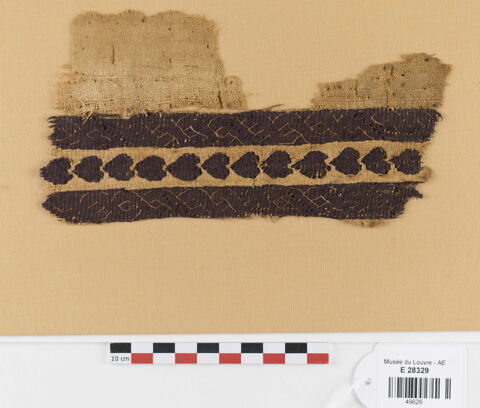 bande décorative d'habillement ; fragment