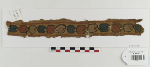 bande décorative d'habillement ; fragment
