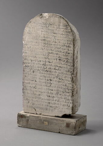 stèle cintrée, image 2/2