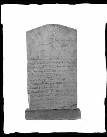 stèle cintrée, image 2/2