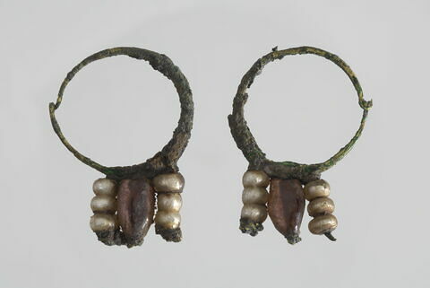boucle d'oreille en anneau à pendentif