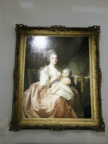 Femme allaitant, image 2/2