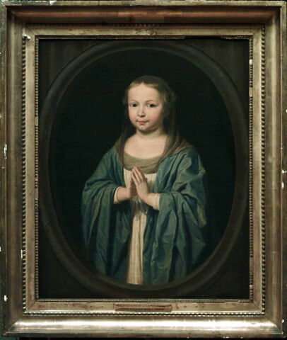Petite fille aux mains jointes, image 3/4