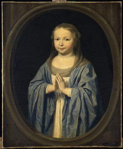 Petite fille aux mains jointes, image 4/4