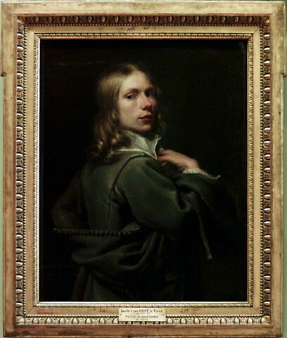Portrait d'un jeune homme vu en buste, tourné  de trois-quarts vers le spectateur, image 3/3