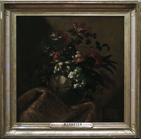 Fleurs dans un vase de marbre blanc, image 2/3