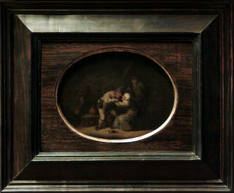 Scène d'intérieur avec homme embrassant une vieille femme, image 5/5
