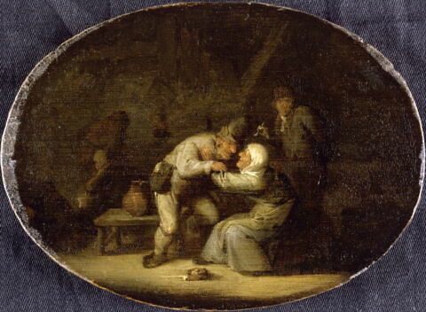Scène d'intérieur avec homme embrassant une vieille femme, image 4/5