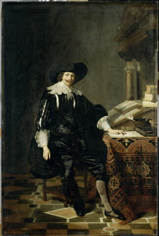 Portrait d'un homme assis près d'une table, image 4/5