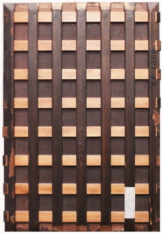 Portrait d'un homme assis près d'une table, image 2/5