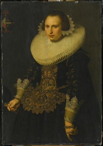 Femme tenant un éventail