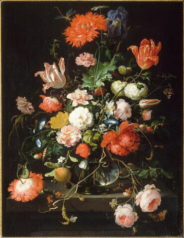 Fleurs dans une carafe de cristal placée sur un piédestal en pierre, avec une libellule, image 3/3