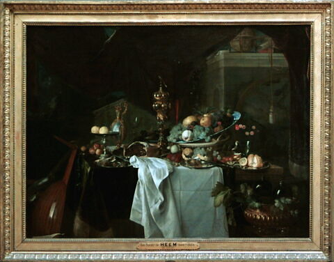 Fruits et riche vaisselle sur une table, dit autrefois Un dessert, image 3/6