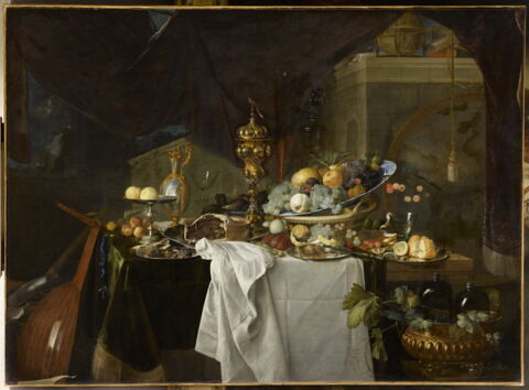 Fruits et riche vaisselle sur une table, dit autrefois Un dessert