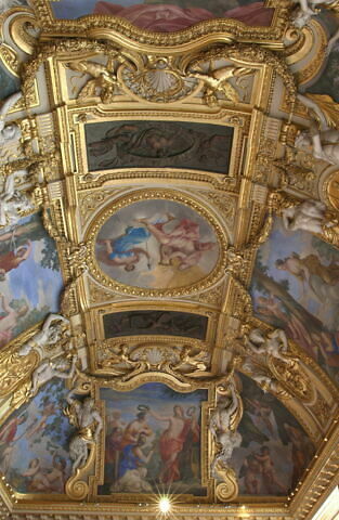 Plafond : Salle des Saisons - au centre de la voûte, composition circulaire: Apollon et Diane. A la voûte au dessus de la corniche, du sud vers le nord : Le Printems, image 5/8