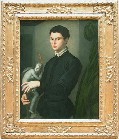 Portrait de jeune homme tenant une statuette, dit autrefois Portrait de Baccio Bandinelli (1493-1560), image 3/4