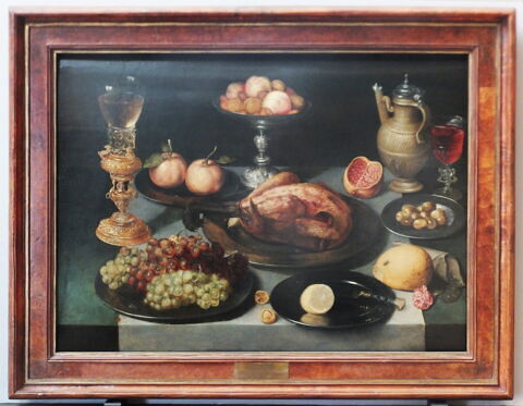 Mets, fruits et verre sur une table, image 3/19