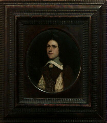 Portrait de jeune homme vu en buste, image 3/3