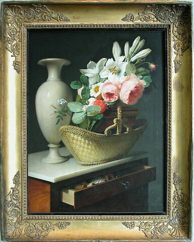 Bouquet de lys et de roses dans une corbeille posée sur une chiffonière., image 2/2
