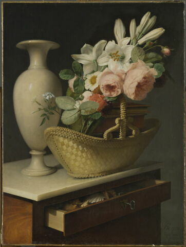 Bouquet de lys et de roses dans une corbeille posée sur une chiffonière.