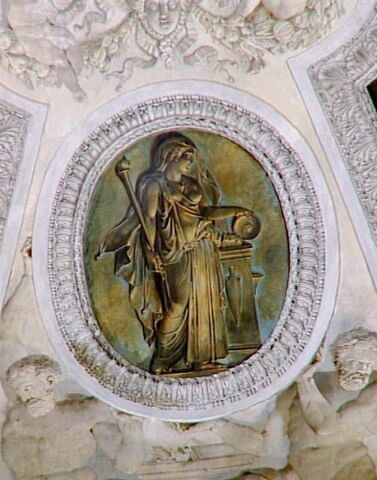 Figures d'hommes qui portent quatre médaillons imitant le bronze, image 4/5